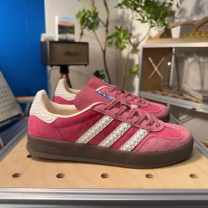 【AT9741】アディダスオリジナルスガゼルINDOOR クラシックなピーチ色調レザートレーニングシューズ | Adidas