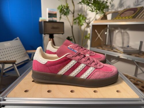 【AT9741】アディダスオリジナルスガゼルINDOOR クラシックなピーチ色調レザートレーニングシューズ | Adidas