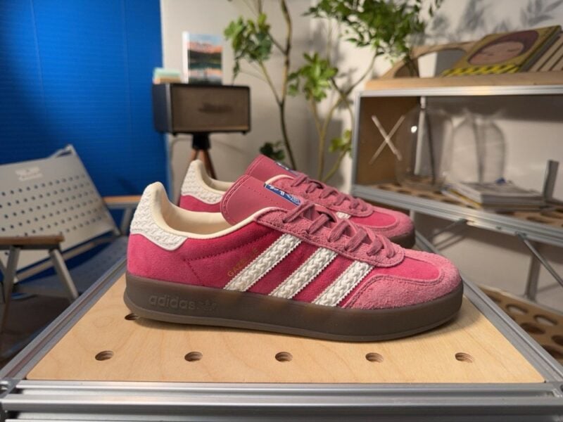 【AT9741】アディダスオリジナルスガゼルINDOOR クラシックなピーチ色調レザートレーニングシューズ | Adidas