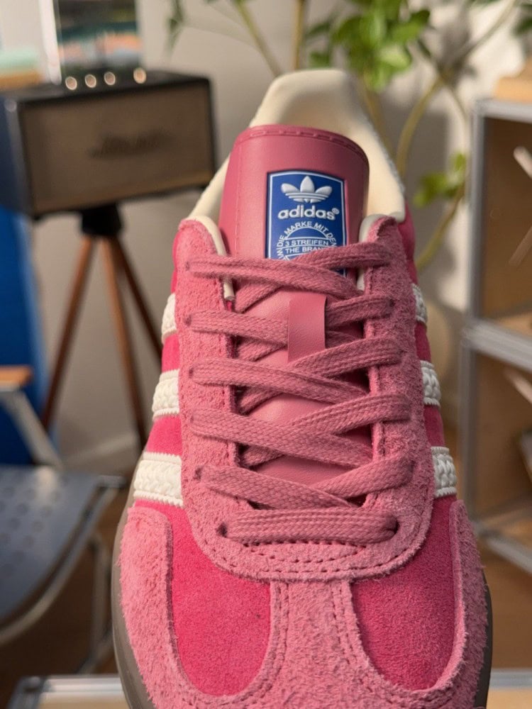【AT9741】アディダスオリジナルスガゼルINDOOR クラシックなピーチ色調レザートレーニングシューズ | Adidas