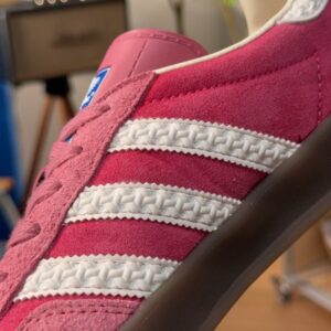【AT9741】アディダスオリジナルスガゼルINDOOR クラシックなピーチ色調レザートレーニングシューズ | Adidas