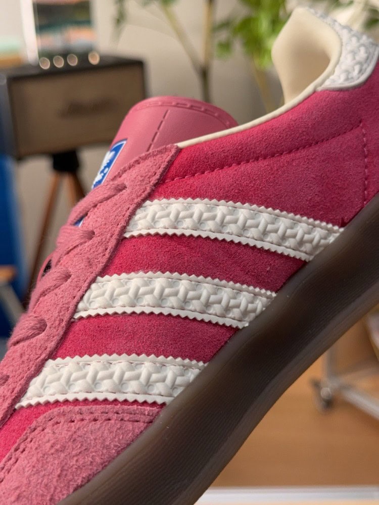 【AT9741】アディダスオリジナルスガゼルINDOOR クラシックなピーチ色調レザートレーニングシューズ | Adidas