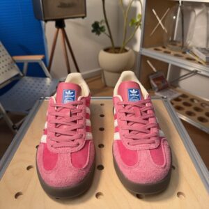 【AT9741】アディダスオリジナルスガゼルINDOOR クラシックなピーチ色調レザートレーニングシューズ | Adidas