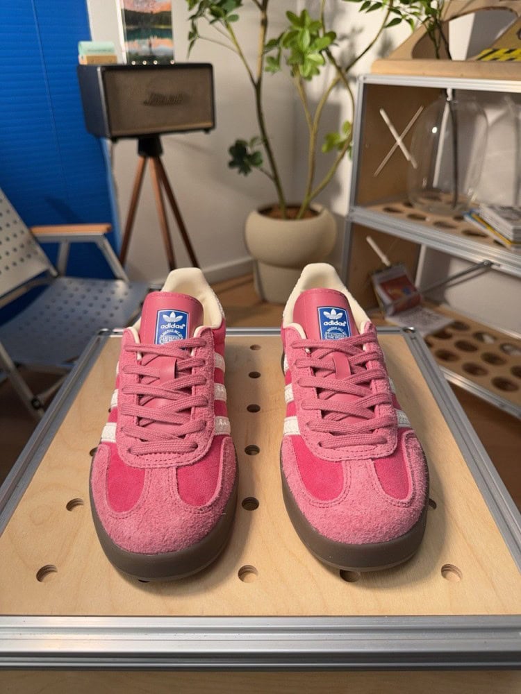 【AT9741】アディダスオリジナルスガゼルINDOOR クラシックなピーチ色調レザートレーニングシューズ | Adidas