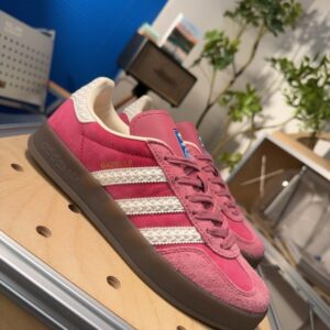 【AT9741】アディダスオリジナルスガゼルINDOOR クラシックなピーチ色調レザートレーニングシューズ | Adidas