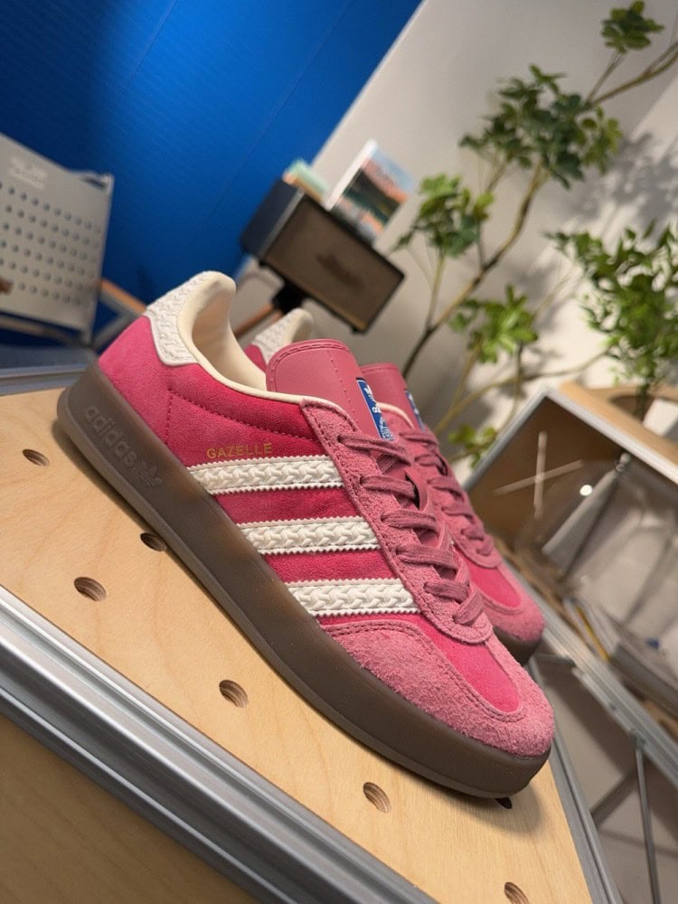 【AT9741】アディダスオリジナルスガゼルINDOOR クラシックなピーチ色調レザートレーニングシューズ | Adidas