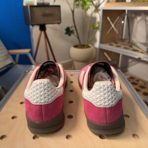 【AT9741】アディダスオリジナルスガゼルINDOOR クラシックなピーチ色調レザートレーニングシューズ | Adidas
