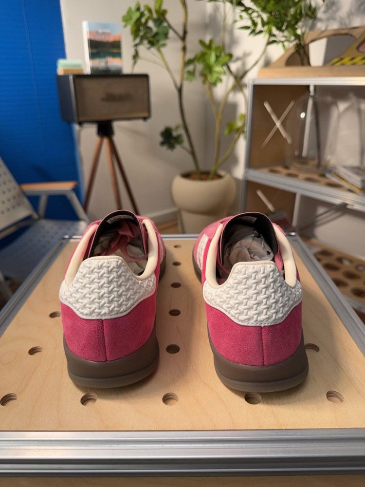 【AT9741】アディダスオリジナルスガゼルINDOOR クラシックなピーチ色調レザートレーニングシューズ | Adidas
