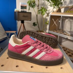 【AT9741】アディダスオリジナルスガゼルINDOOR クラシックなピーチ色調レザートレーニングシューズ | Adidas