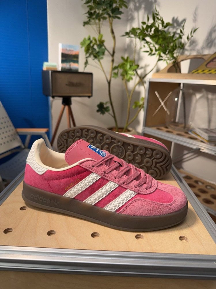 【AT9741】アディダスオリジナルスガゼルINDOOR クラシックなピーチ色調レザートレーニングシューズ | Adidas
