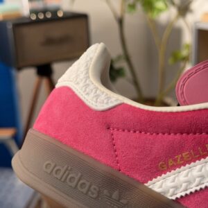 【AT9741】アディダスオリジナルスガゼルINDOOR クラシックなピーチ色調レザートレーニングシューズ | Adidas