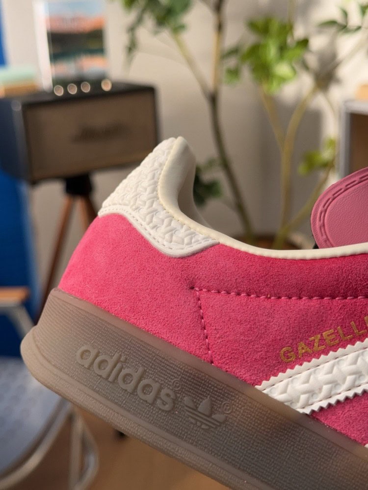 【AT9741】アディダスオリジナルスガゼルINDOOR クラシックなピーチ色調レザートレーニングシューズ | Adidas