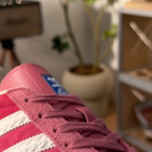 【AT9741】アディダスオリジナルスガゼルINDOOR クラシックなピーチ色調レザートレーニングシューズ | Adidas