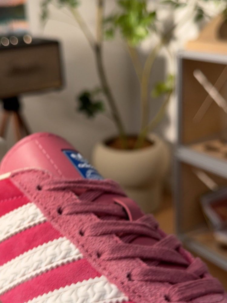 【AT9741】アディダスオリジナルスガゼルINDOOR クラシックなピーチ色調レザートレーニングシューズ | Adidas