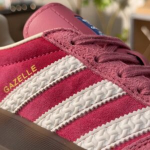 【AT9741】アディダスオリジナルスガゼルINDOOR クラシックなピーチ色調レザートレーニングシューズ | Adidas