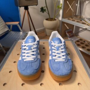 【AT9742】アディダスオリジナルスガゼルINDOOR スニーカースエード青色白色レザーアクセント クラシックスポーツスタイル | Adidas Originals