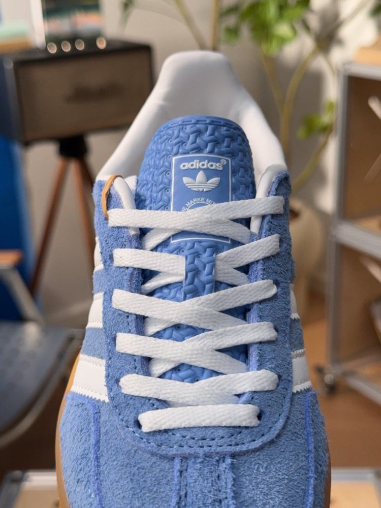 【AT9742】アディダスオリジナルスガゼルINDOOR スニーカースエード青色白色レザーアクセント クラシックスポーツスタイル | Adidas Originals