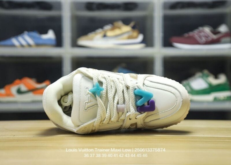 【AT9747】ルイ・ヴィトン トレーナー Maxi Low - プディングデザインのラグジュアリースポーツファッション | Louis Vuitton Paris