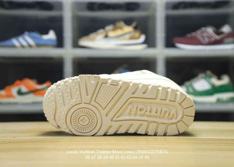 【AT9747】ルイ・ヴィトン トレーナー Maxi Low - プディングデザインのラグジュアリースポーツファッション | Louis Vuitton Paris