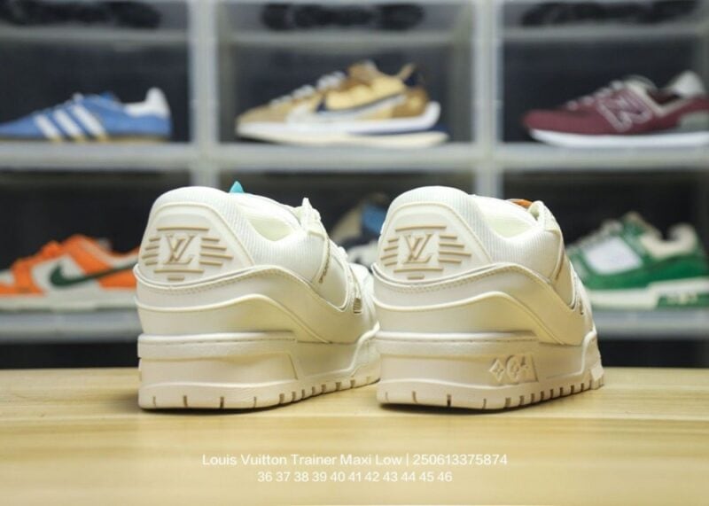 【AT9747】ルイ・ヴィトン トレーナー Maxi Low - プディングデザインのラグジュアリースポーツファッション | Louis Vuitton Paris